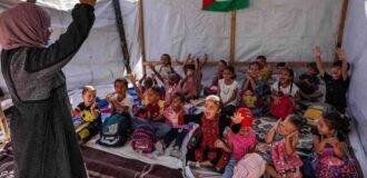 বই-খাতা নেই, ঘরও নেই—অস্থায়ী তাঁবুতেই গড়ছে গাজার আগামী