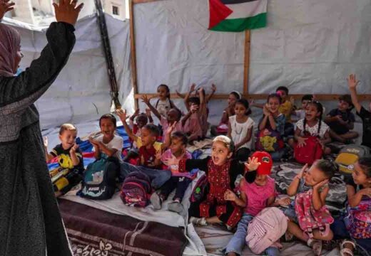 বই-খাতা নেই, ঘরও নেই—অস্থায়ী তাঁবুতেই গড়ছে গাজার আগামী