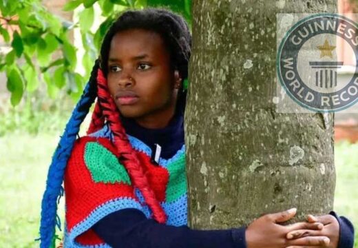 টানা ৭২ ঘণ্টা বৃক্ষআলিঙ্গনে গিনেস রেকর্ড ২২ বছরের তরুণীর